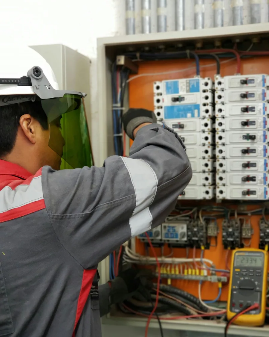 Elektrik panosu başında çalışan teknik servis ustası